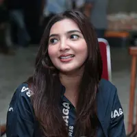 "Aku mau spiral, karena kan sudah cukup ya enggak mau nambah anak lagi. Jadi bulan depan-lah insya Allah ada waktu senggang beberapa hari mau pasang spiral," kata Ashanty di kawasan Kalibata, Kamis (1/2) dilansir dari Liputan6. (Adrian Putra/Bintang.com)