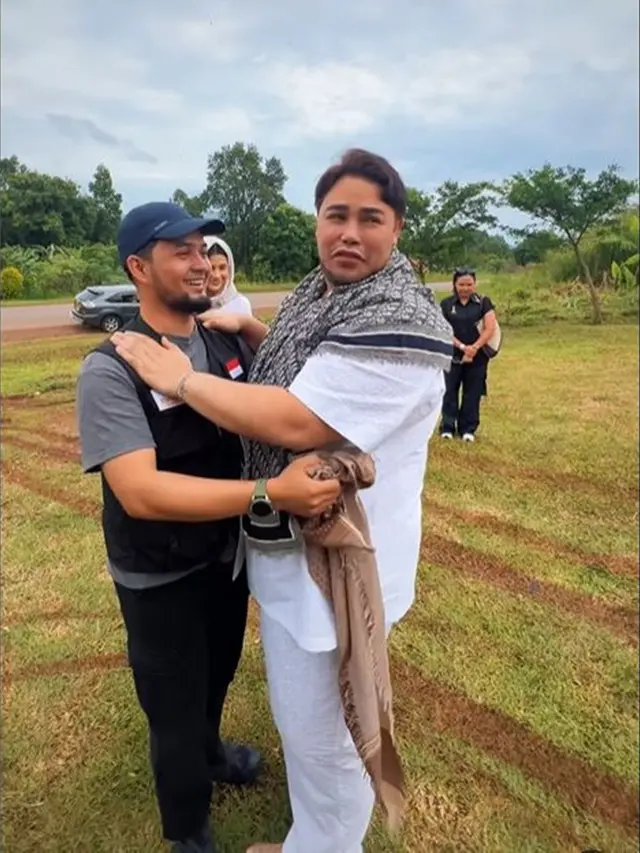 8 Potret Ivan Gunawan Kunjungi Masjid Miliknya di Uganda, Tempuh Perjalanan Jauh