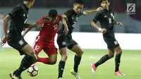 Pemain belakang Indonesia U-19, M Rifad Marasabessy (kedua kiri) mencoba lolos dari kawalan pemain Thailand U-19 pada laga persahabatan di Stadion Wibawa Mukti, Cikarang, Jawa Barat, Minggu (8/10). Indonesia menang 3-0. (Liputan6.com/Helmi Fithriansyah)
