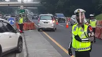 Polisi memberlakukan contra flow untuk mengurai kepadatan lalu lintas di Tol Dalam Kota Jakarta. Hari ini, Senin (8/6/2020) merupakan hari pertama kantor beroperasi saat penerapan PSBB masa transisi. (Dok @TMCPoldaMetro)