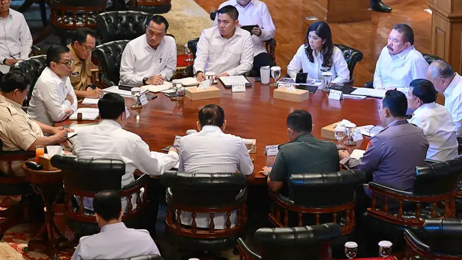    Hambalang Mendadak Jadi Ruang Krisis: Prabowo Kumpulkan Menteri, Ada Apa?