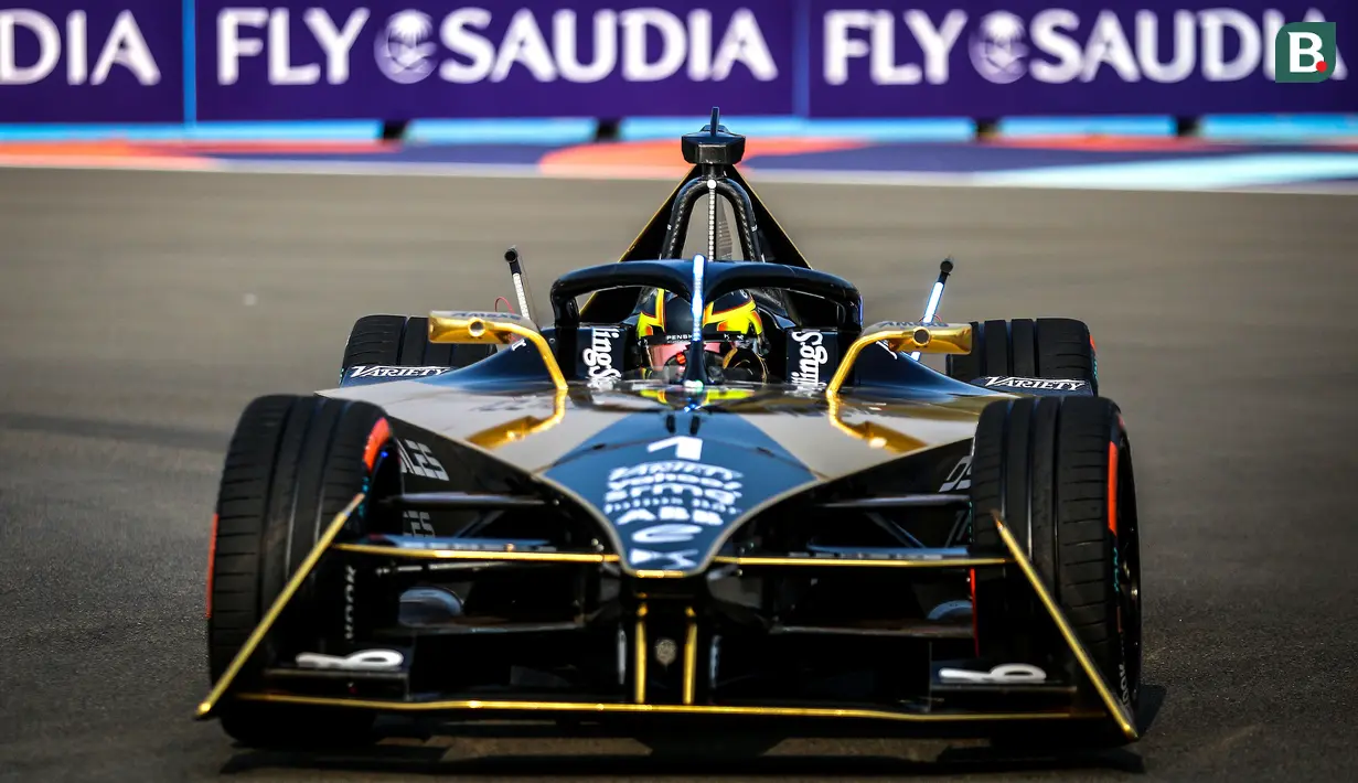 Pebalap DS Penske sekaligus Juara Dunia Formula E 2022, Stoffel Vandoorne memacu mobilnya saat sesi latihan bebas Jakarta E-Prix 2023 yang berlangsung di Jakarta Intenational E-Prix Circuit (JIEC), Ancol, Jakarta, Jumat (02/06/2023). (Bola.com/Bagaskara Lazuardi)
