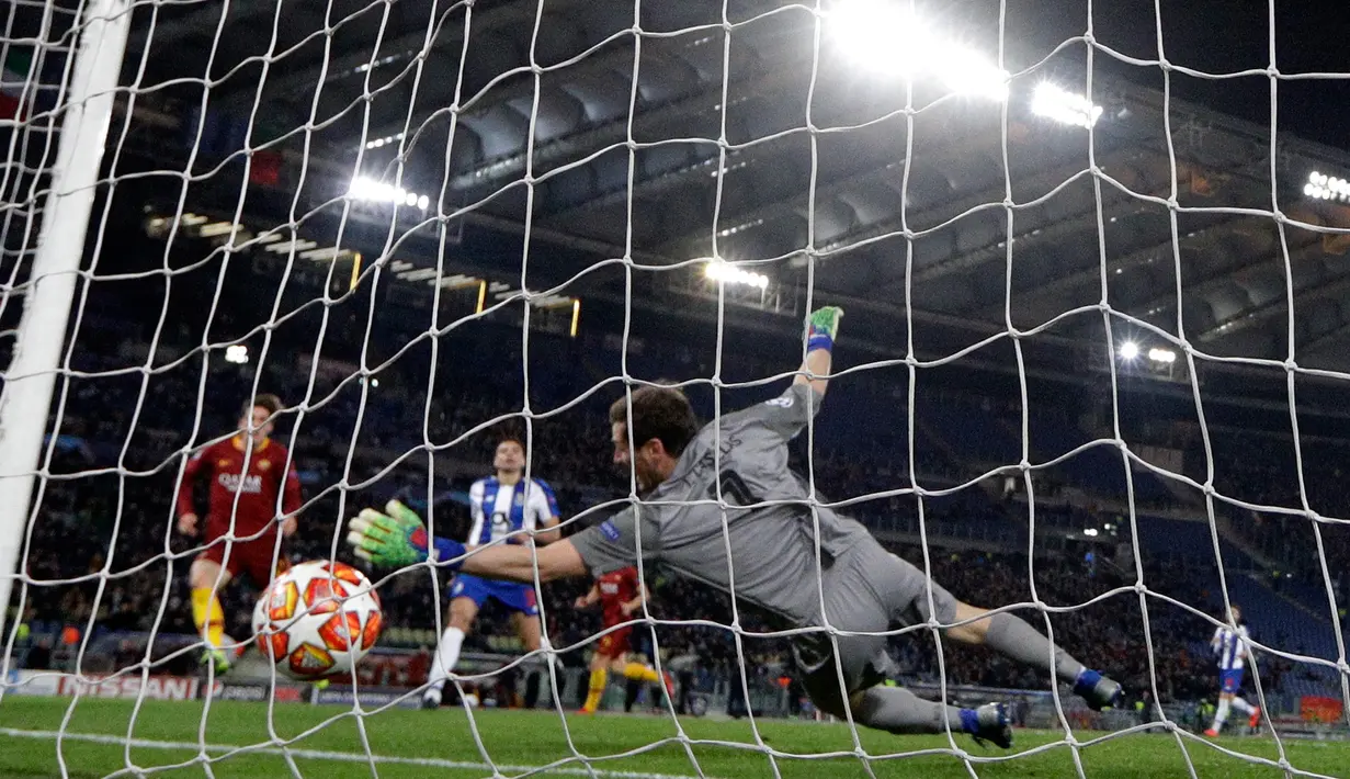 Gelandang AS Roma Nicolo Zaniolo mencetak gol kedua untuk timnya saat menghadapi FC Porto pada babak 16 besar Liga Champions di Stadion Olimpico, Roma, Italia, Selasa (12/2). AS Roma menang 2-1. (AP Photo/Andrew Medichini)