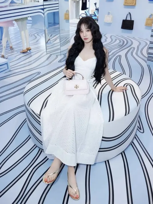 Untuk tas, Yuqi menenteng Mini Ella Hand-Crocheted Tote seharga USD448. [@yuqisong.923].