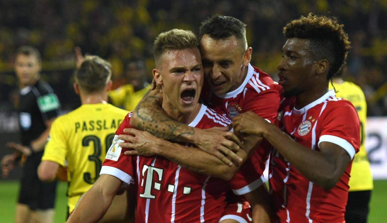 Gelandang Bayern Munchen, Joshua Kimmich, merayakan gol yang dicetaknya ke gawang Dortmund pada laga Piala Super Jerman di Stadion Signal Iduna Park, Dortmund, Sabtu (5/8/2017). Munchen menang adu penalti 5-4 atas Dortmund. (AFP/Patrik Stollarz)