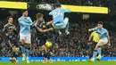 Pemain Manchester City, Josko Gvardiol, melakukan aksi loncat saat Phil Foden melepaskan tendangan ke gawang Leeds United pada pekan ke-13 Premier League 2025/2026 di Etihad Stadium, Sabtu (29/11/2025) malam WIB. (AP Photo/Ian Hodgson)