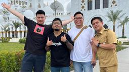 "Studi banding Masjid terbaru dan terbesar di Solo bersama kawan kawan," tulis chef Arnold dalam keterangan foto di laman Twitter-nya. Kunjungannya ke Masjid Raya Sheikh Zayed itu pun menuai berbagai komentar dari warganet. (Liputan6.com/IG/@arnoldpo)