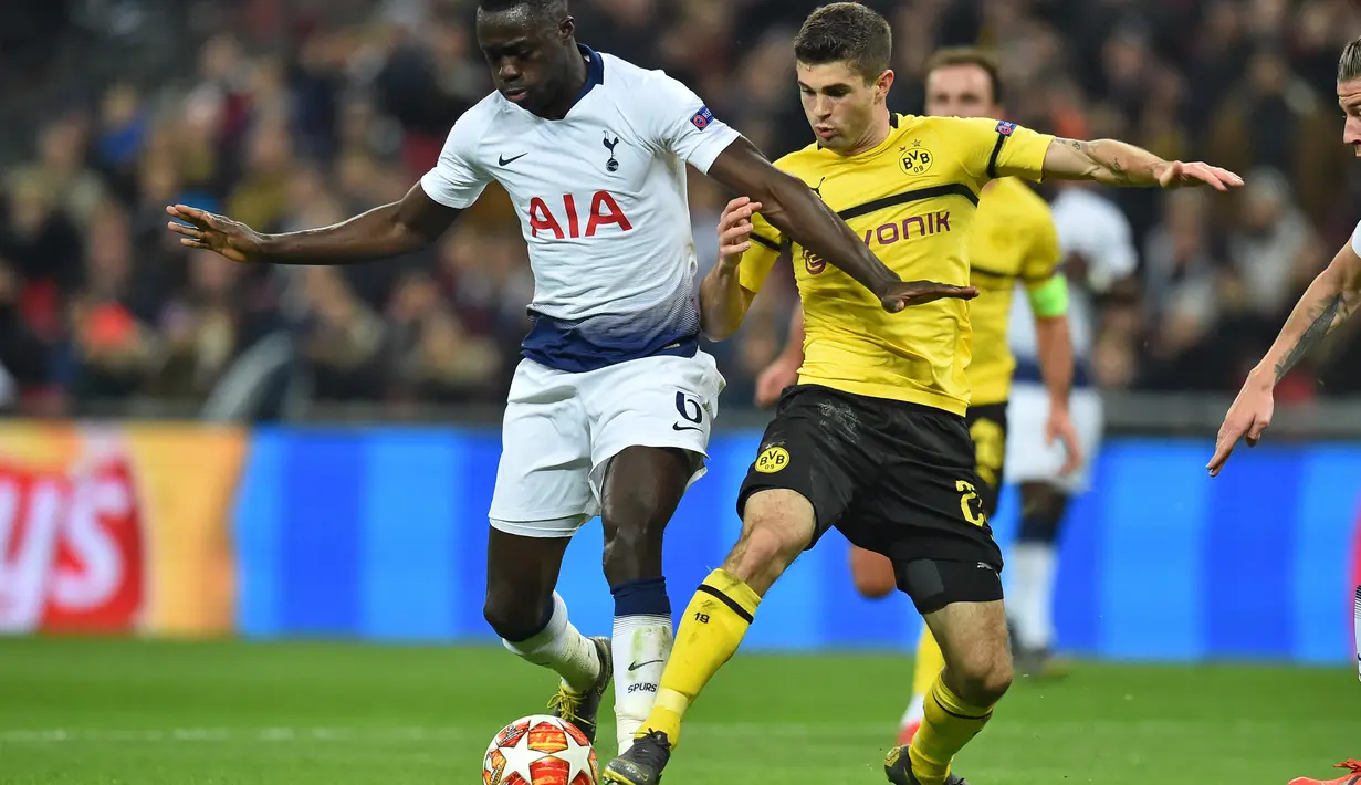 Duel antara Sanchez dan Pulisic pada leg 1, 16 besar Liga Champions yang berlangsung di stadion, Wembley, London, Kamis (14/2). Tottenham Hotspur menang 3-0 atas Borussia Dortmund (AFP/Adrian Dennis)