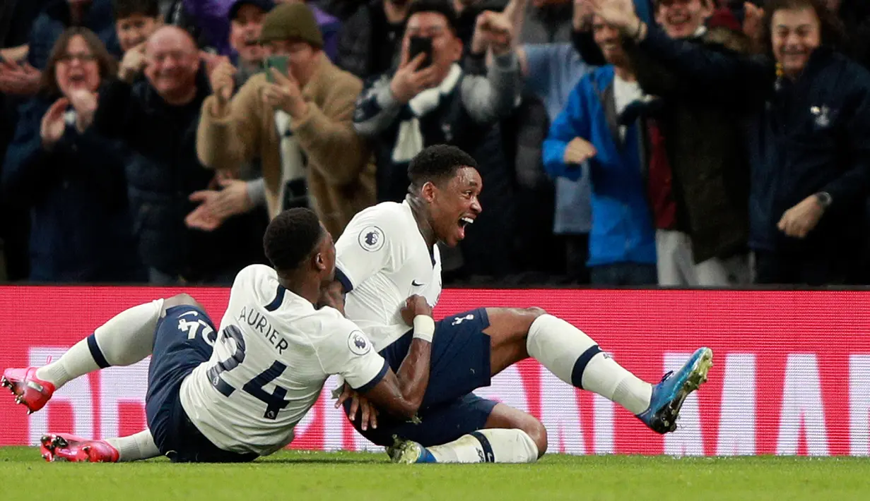 Pemain Tottenham Hotspur Steven Bergwijn (kanan) melakukan selebrasi usai mencetak gol ke gawang Manchester City pada pertandingan Liga Inggris di  Stadion Tottenham Hotspur, London, Inggris, Minggu (2/2/2020). Tottenham Hotspur mengalahkan Manchester City 2-0. (AP Photo/Ian Walton)
