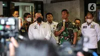 Panglima TNI Jenderal TNI Andika Perkasa memberikan keterangan kepada awak media saat menyambangi rumah dinas Ketua DPD RI AA LaNyalla Mahmud Mattaliti di kawasan Kuningan, Jakarta Selatan, Rabu (24/11/2021). (Liputan6.com/Johan Tallo)