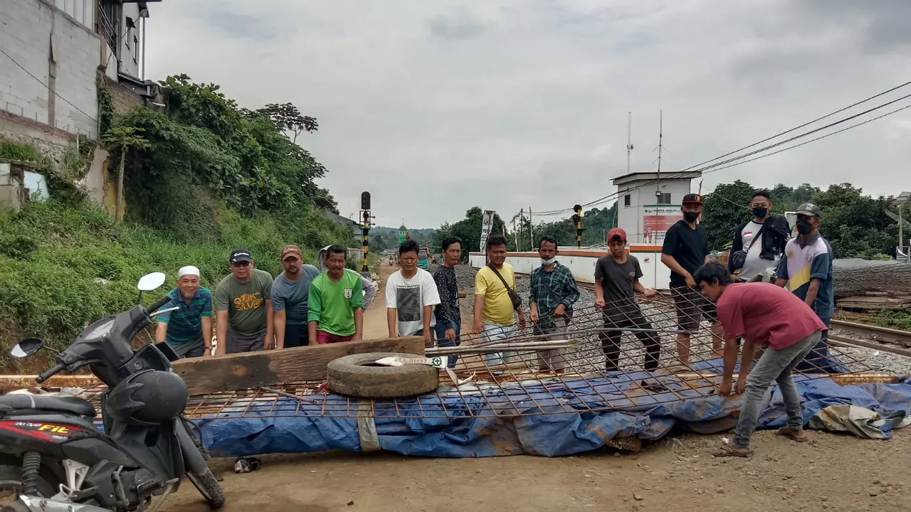 Warga Bogor gelar aksi protes dengan menutup pengerjaan proyek rel ganda