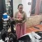 Korban memperlihatkan motor milik pencuri bersenpi yang tertinggal saat melakukan aksi pencurian di wilayah Sukmajaya, Depok. (Foto: Liputan6.com/Dicky Agung Prihanto)