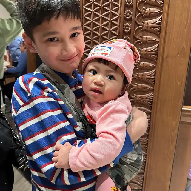 Momen Menggemaskan, Rafathar Gendong Lily