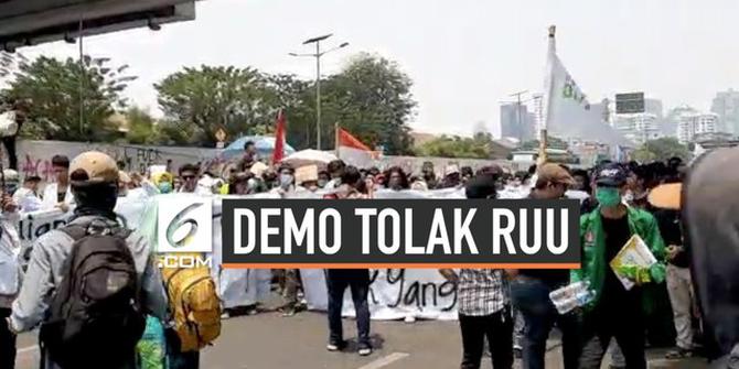 VIDEO: Aliansi BEM Indonesia Tiba di Depan Gedung DPR