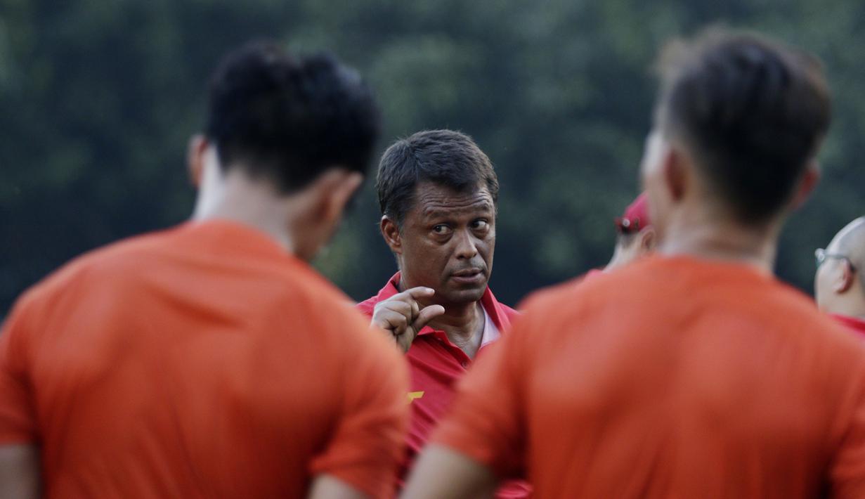 Pelatih Persija Jakarta, Sergio Farias, melakukan latihan di Lapangan Sutasoma, Jakarta, Rabu(28/1/2020). Gelandang Timnas Indonesia ini menjalani latihan terpisah karena masih pemulihan cedera. (Bola.com/M Iqbal Ichsan)