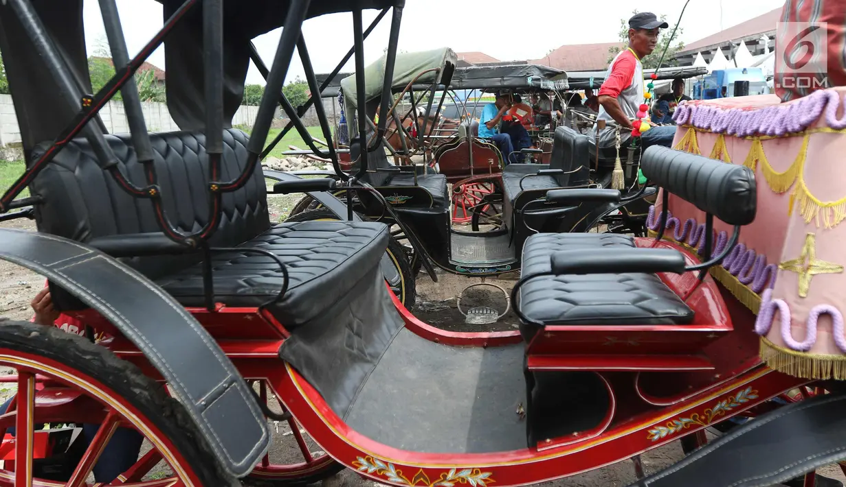Tempat duduk kereta kencana yang akan digunakan dalam pernikahan Kahiyang Ayu dan Bobby Nasution terlihat saat tiba di Graha Saba, Solo, (7/11). Kahiyang dan Bobby akan melangsungkan pernikahan pada 8 November 2017 esok. (Liputan6.com/Angga Yuniar)