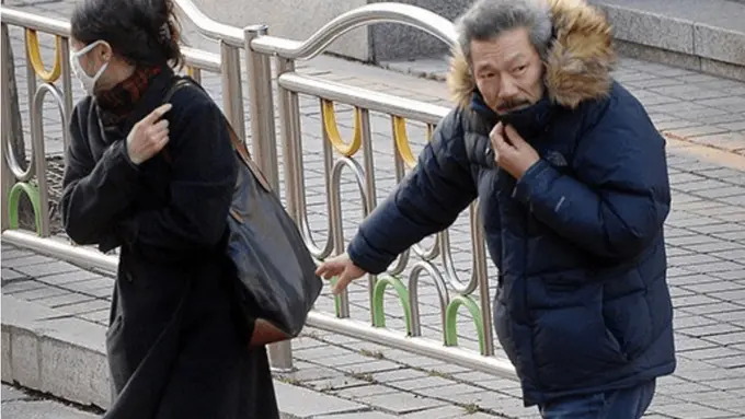 Hong Sang Soo dan Kim Min Hee tertangkap kamera paparazi setelah skandal perselingkuhan mereka terkuak. (Foto: Koreaboo)