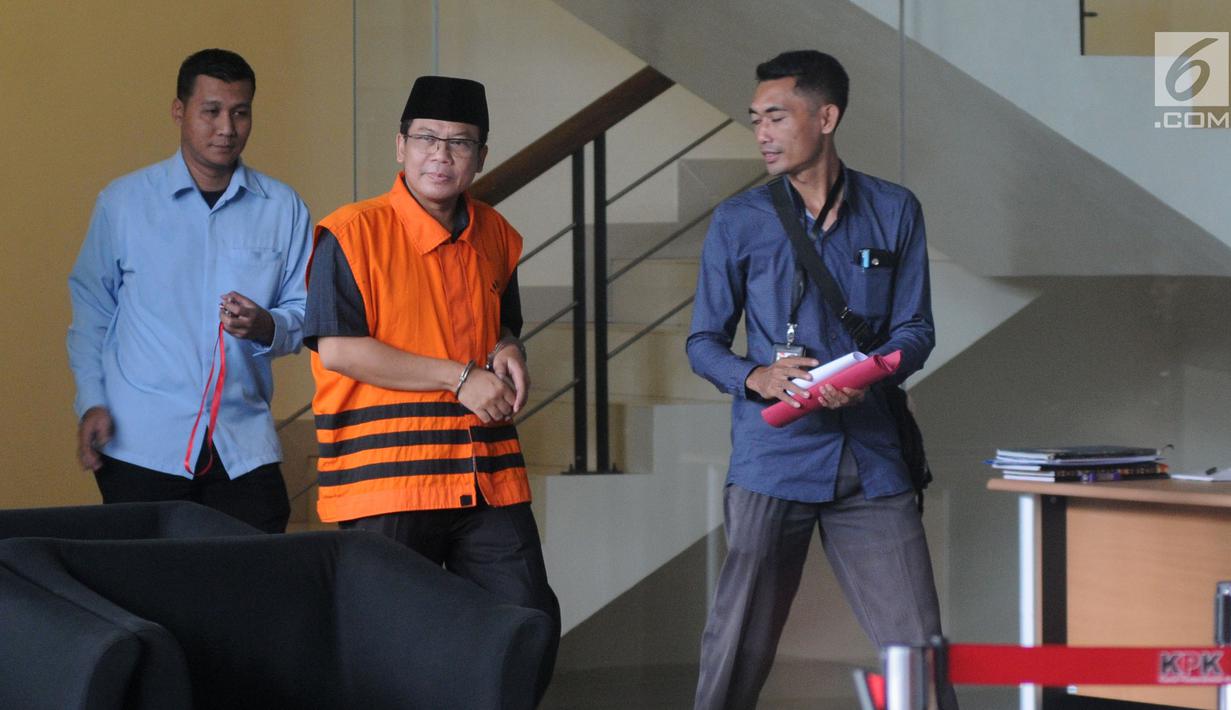 Mantan Wakil Ketua DPR Bidang Keuangan Taufik Kurniawan usai menjalani pemeriksaan lanjutan di Gedung KPK, Jakarta, Kamis (3/1). Taufik diduga menerima suap terkait DAK Kabupaten Kebumem TA 2016. (Merdeka.com/Dwi Narwoko)
