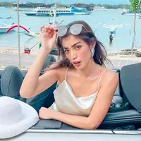 Salah satu fashion item favorit Jessica Iskandar adalah kacamata. Selain melindungi dari sinar matahari, penampilan wanita 33 tahun ini terlihat semakin stylish dengan kacamata.(Liputan6.com/IG/@inijedar)