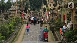 Desa Penglipuran memiliki daya tarik tersendiri bagi para wisatawan baik lokal maupun mancanegara, Rabu (16/8/2023). (Liputan6.com/Helmi Fithriansyah)