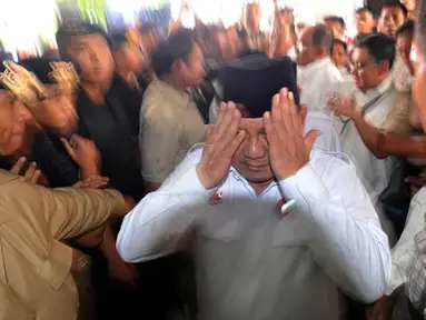 Sebelum Masuk KPU, Prabowo Sempatkan Baca Doa