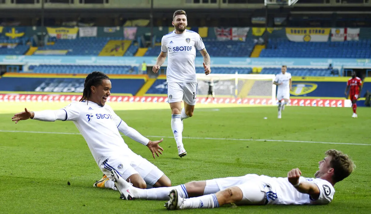 Para pemain Leeds United merayakan gol yang dicetak oleh  Helder Costa ke gawang Fulham pada laga Premier League di Stadion Elland Road, Sabtu (19/9/2020). Leeds United menang dengan skor 4-3. (Oli Scarff/Pool via AP)