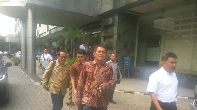 Dua tersangka korupsi kondensat Raden Priyono (kanan) dan Djoko Harsono (tengah) meninggalkan Kejaksaan Agung (Liputan6.com/Hanz Jimenez Salim)