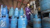 Pekerja tengah merapihkan dan mengisi tabung gas LPG 12 kg di Terminal pengisian Gas Pertamina, Jakarta. (Liputan6.com/Angga Yuniar)