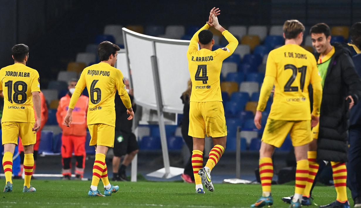 Skor 4-2 untuk kemenangan Barcelona bertahan hingga laga usai. Barcelona pun lolos ke babak 16 besar Liga Europa 2021/2022 dengan agregat 5-3 usai bermain imbang 1-1 dengan Napoli di leg pertama. (AFP/Andreas Solaro)