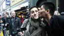 Seorang pria tampak tersenyum saat dicium oleh peserta kontes ciuman berantai di Kopenhagen, Denmark, Kamis (8/5/14). (AFP Photo/Scanpix Denmark)