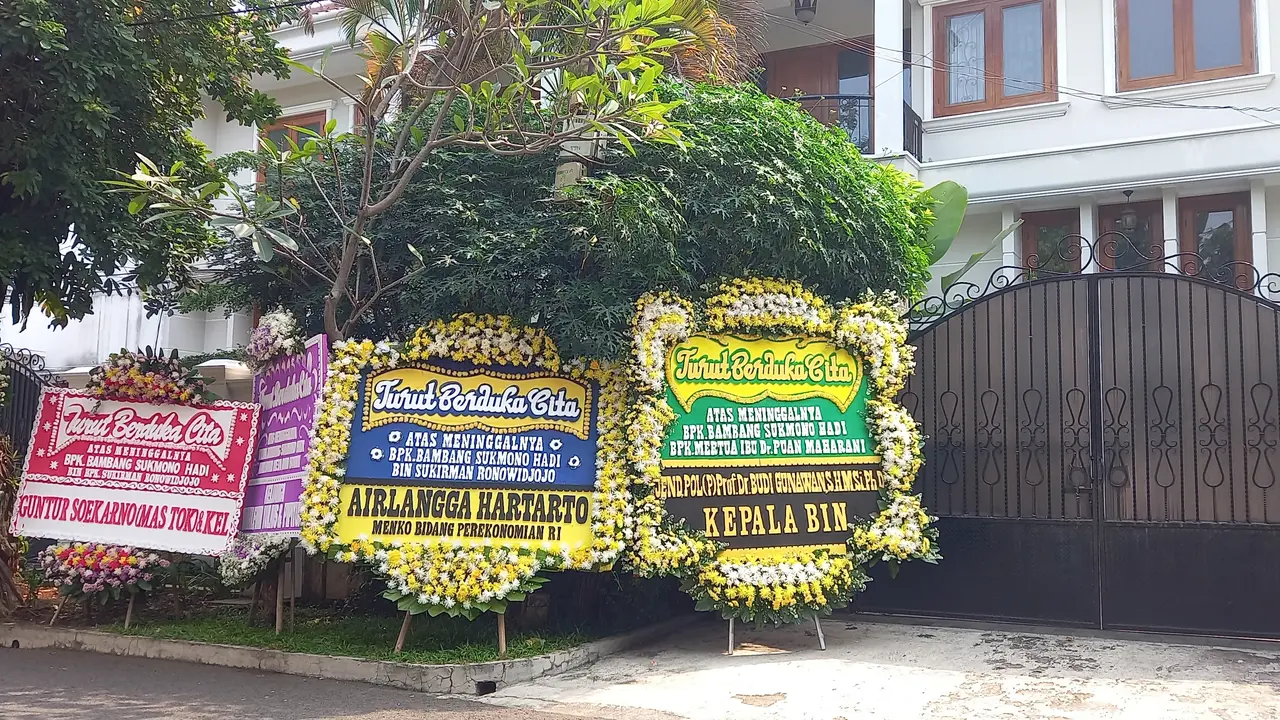 Karangan bunga berjajar di halaman rumah duka ayah mertua Puan Maharani, Bambang Sukmonohadi