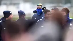 Gelandang timnas Prancis Paul Pogba bersama rekan setimnya bersiap mengikuti sesi latihan di Clairefontaine-en-Yvelines, Paris (19/3). Prancis bersiap melakukan pertandingan melawan Kolombia dan Rusia. (AFP Photo/Franck Fife)