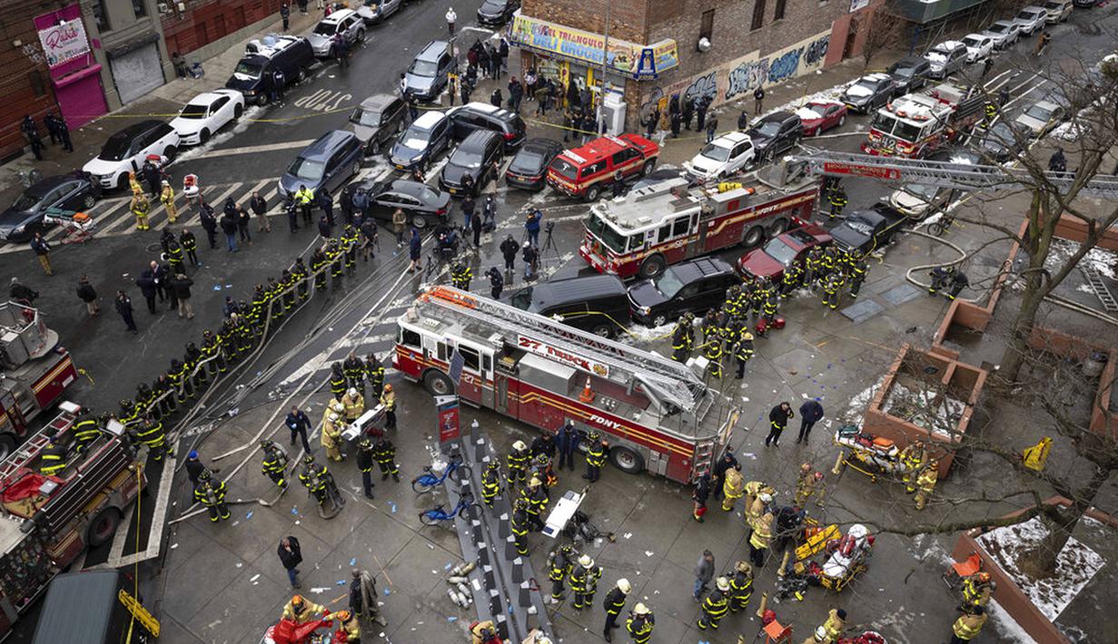 Petugas pemadam kebakaran bekerja di luar gedung apartemen setelah kebakaran di Bronx, New York, Amerika Serikat, 9 Januari 2022. Menurut Komisaris FDNY Daniel Nigro, mayoritas korban tewas karena menghirup asap yang parah. (AP Photo/Yuki Iwamura)