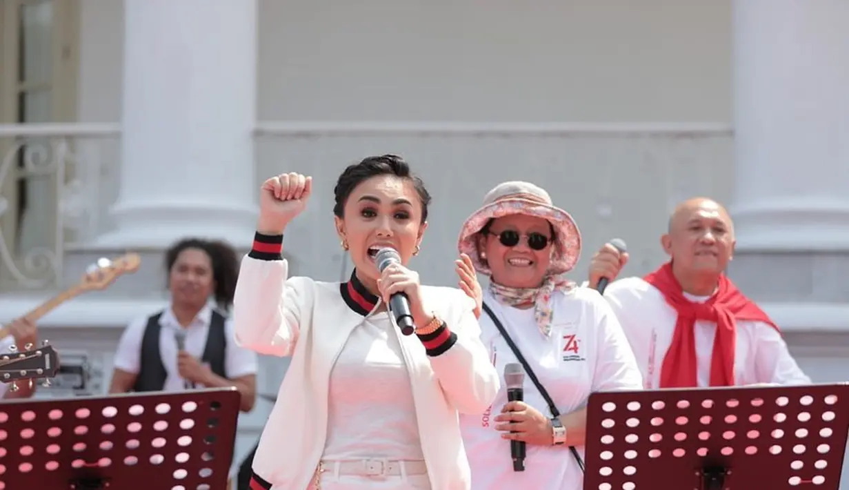 Penyanyi 47 tahun itu pintar memadukan aneka koleksi busananya dalam setiap kegiatannya. Yuni terlihat seperti gadis 20 tahunan dengan mengenakan busana serba putih dengan sedikit motif di pergelangan tangan dan di kerah jaket. (Liputan6/IG/@yunishara36)