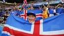 Suporter cilik bersama ribuan fans Islandia merayakan kemenangan timnya atas Inggris pada babak 16 besar Piala Eropa 2016 di Stade de Nice, Nice, Prancis, Selasa (28/6/2016) dini hari WIB. Islandia menang 2-1. (EPA/Sebastein Nogier)