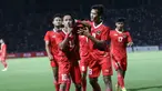 Timnas Indonesia U-22 yang tengah berlaga di SEA Games 2023 dan kini telah menjejakkan kakinya di fase semifinal, menyumbang 3 pemainnya dalam daftar 5 pemain dengan nilai pasar tertinggi dari seluruh peserta. Dua pemain Thailand U-22 melengkapi daftar tersebut. Berikut daftar lengkapnya. (Bola.com/Abdul Aziz)