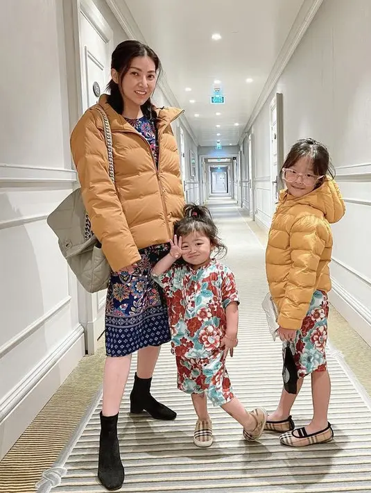 Sarwedah pun tetap konsisten mengenakan daster. Kali ini ia memadukannya dengan padding jaket kuning, sholuder bag dan boots hitamnya.@sarwendah29