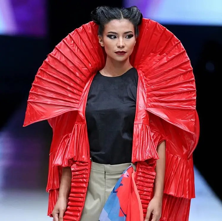 Pakaian trendi yang dibuat dari bahan bio-plastik di JFW 2018-KLE The Label. (Sumber foto: avanieco/instagram)