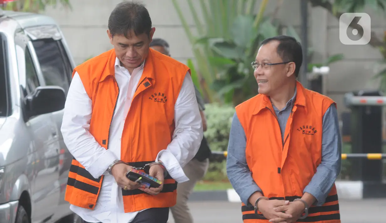 Mantan Direktur Pemasaran PTPN III (Persero) sekaligus Komisaris Utama PT KPBN, I Kadek Kertha Laksana dan Kepala Dinas PUPR Bengkayang nonaktif, Aleksius berjalan memasuki Gedung KPK, Selasa (31/12/2019). Keduanya mendatangi KPK untuk menandatangani berkas pemeriksaan P21. (merdeka.com/Dwi Narwoko)
