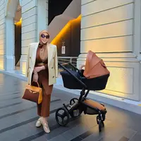 Melihat gaya mahal Syahrini momong anak (@princessyahrini)