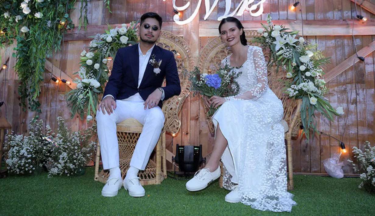 Pasangan ini mengucap janji sehidup semati berlangsung lancer dan khidmat disaksikan sekitar 400 orang dari dua keluarga mempelai. (Deki Prayoga/Bintang.com)