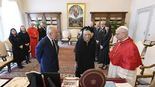 Ratu Camilla Bergaun Hitam Saat Temui Paus Leo XIV di Vatikan, Bros Senilai Rp 881 Juta Disorot