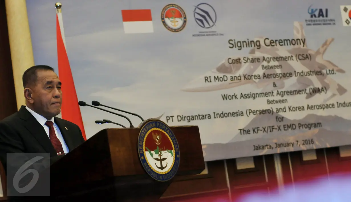 Menhan Ryamizard Ryacudu memberi kata sambutan usai penandatanganan kontrak Cost Share Agreement (CSA) untuk pengembangan pesawat tempur KF-X/IF-X antara RI dan Korsel di Jakarta, Kamis (7/1). (Liputan6.com/Johan Tallo)
