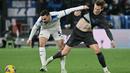 Pemain Napoli, Scott Mc Tominay (kanan) berebut bola dengan pemain Lazio, Mario Gila Fuentes Antonio Conte dalam laga lanjutan Liga Italia 2024/2025 di Olympic Stadium, Roma, Italia, Minggu (16/02/2025) WIB. (AFP/Filippo Monteforte)