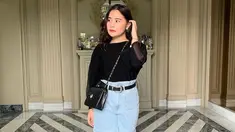 Gaya casual Prilly saat menggunakan busana hitam dan dipadukan dengan jeans ini pun bisa dijadikan inspirasi. Menggunakan sabuk serta tas berwarna senada, Prilly juga terlihat tak menggunakan aksesoris berlebih. (Liputan6.com/IG/@prillylatuconsina96)