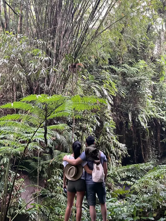Tak ketinggalan, foto estetik dan mesra menutup perjalanan mereka yang tampaknya sudah akan kembali ke Jakarta lagi. (Instagram @naymirdad)
