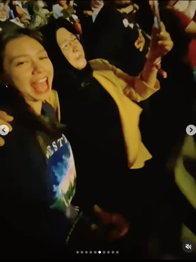 6 Potret Keseruan Yuki Kato Temani Sang Ibunda Nonton Konser Westlife
