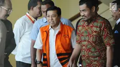 Tersangka dugaan korupsi pengadaan e-KTP, Setya Novanto (tengah) meninggalkan gedung KPK, Jakarta, Rabu (6/12). KPK menyatakan, berkas perkara SN lengkap dan segera dilakukan pelimpahan dari penyidikan ke penuntutan. (Liputan6.com/Helmi Fithriansyah)