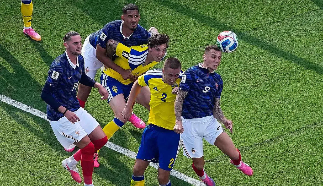 Pemain Swedia Gustaf Lagerbielke berebut bola dengan pemain Prancis Lucas Digne dari selama pertandingan sepak bola babak 32 besar Piala Dunia di East Rutherford, N.J., dekat New York, Selasa, (30/06/2028). (AP Photo/Petr David Josek)