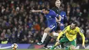 Aksi pemain Chelsea, Pedro (kiri) melewati adangan pemain Norwich City, Mario Vrancic pada laga babak ketiga Piala FA di Stamford Bridge, London, (17/1/2018). Chelsea menang lewat adu penalti 5-3. (AFP/Adrian Dennis)